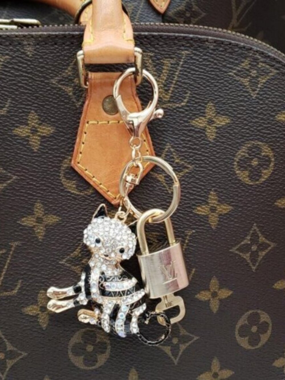Authentic Louis Vuitton Gold Lock & Key 🔑 Bag Charm w/ Unbranded Cat Charm - Picture 6 of 7